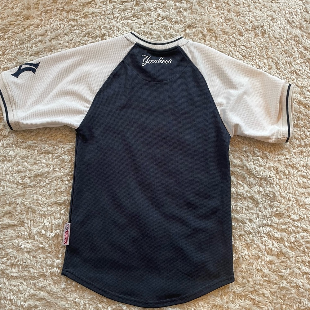 Youth Yankees Jersey - Picture 4 of 6